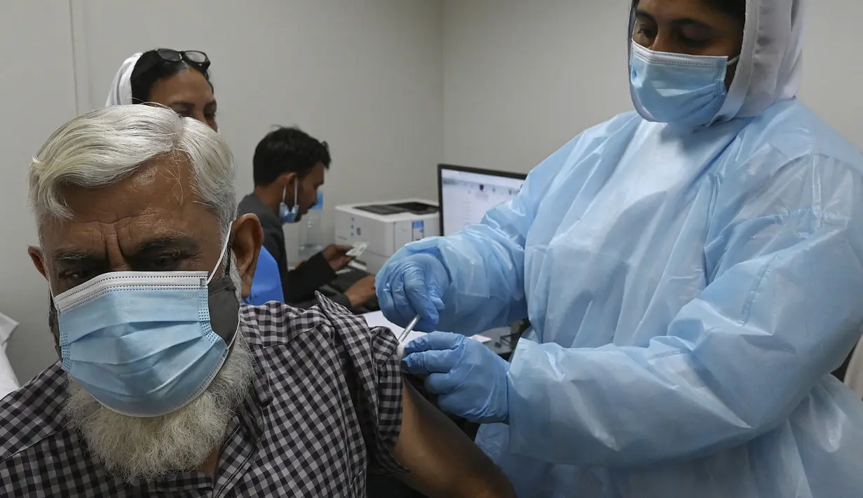 Petugas kesehatan menyuntikkan vaksin virus Corona Sinopharm kepada  warga lanjut usia (lansia) di pusat vaksinasi di Islamabad, Pakistan, Rabu (10/3/2021). Pakistan telah mulai memvaksinasi orang yang berusia 60 tahun ke atas untuk melindungi mereka dari COVID-19. (Aamir QURESHI/AFP)