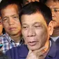 Presiden Filipina, Rodrigo Duterte menjawab pertanyaan awak media saat mengunjungi lokasi ledakan bom di kota Davao, Filipina, (2/9). Saat terjadinya serangan bom, Duterte tengah berada di kawasan tersebut. (REUTERS/Lean Daval Jr)