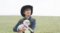 Eunhyuk yang merupakan personel Super Junior harus berjuang keras saat harus berinteraksi dengan burung unta.