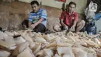 Pekerja menyelesaikan pembuatan kerupuk kulit di industri rumahan kawasan Bogor, Jawa Barat, Minggu (26/9/2021). Pelaku usaha kerupuk kulit mengaku permintaan kerupuk kulit mengalami penurunan hingga 50 persen akibat Pemberlakuan Pembatasan Kegiatan Masyarakat (PPKM). (merdeka.com/Iqbal S Nugroho)