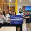 Direktur Moji dan Mosva, David Suwarto, memberikan bonus kepada Timnas Voli Putra Indonesia. (Bola.com/Muhammad Adi Yaksa).