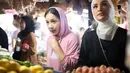 Tidak hanya membuat kaet sopir angkot, Nagita juga membuat heboh di pasar. Bersama Putri, ia belanja telor dan beberapa keperluan untuk masak. [Instagram/raffinagita1717]