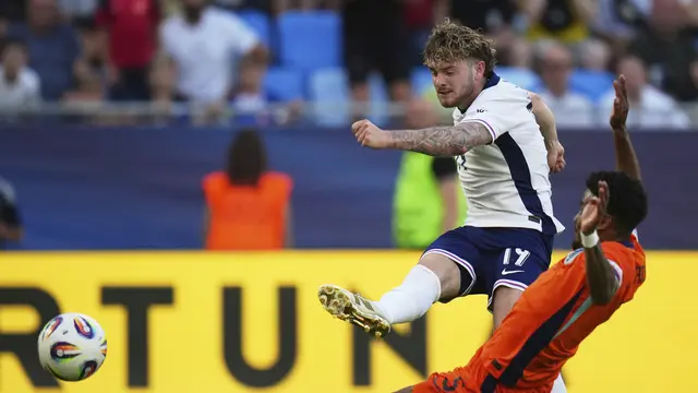 Gelandang Inggris U-21, Harvey Elliott, menjebol gawang Belanda U-21 di Semifinal Euro U-21 2025 di Tehelne Pole Stadium, Rabu (25/06/2025). (AP Photo/Petr David Josek)