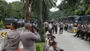 Sejumlah petugas berjaga di sekitar lokasi sidang kasus penodaan agama di Jakarta, Selasa (11/4). Sidang dengan terdakwa Basuki T Purnama alias Ahok yang beragendakan pembacaan tuntutan tersebut resmi ditunda. (Liputan6.com/Immanuel Antonius)