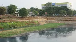 Suasana aliran Kanal Banjir Timur (KBT) yang mengering di kawasan Cipinang Muara, Jakarta, Jumat (11/9/2020). Curah hujan yang rendah selama musim kemarau menyebabkan debit air di kawasan tersebut berkurang sehingga bantaran kanal mengalami kekeringan. (Liputan6.com/Immanuel Antonius)