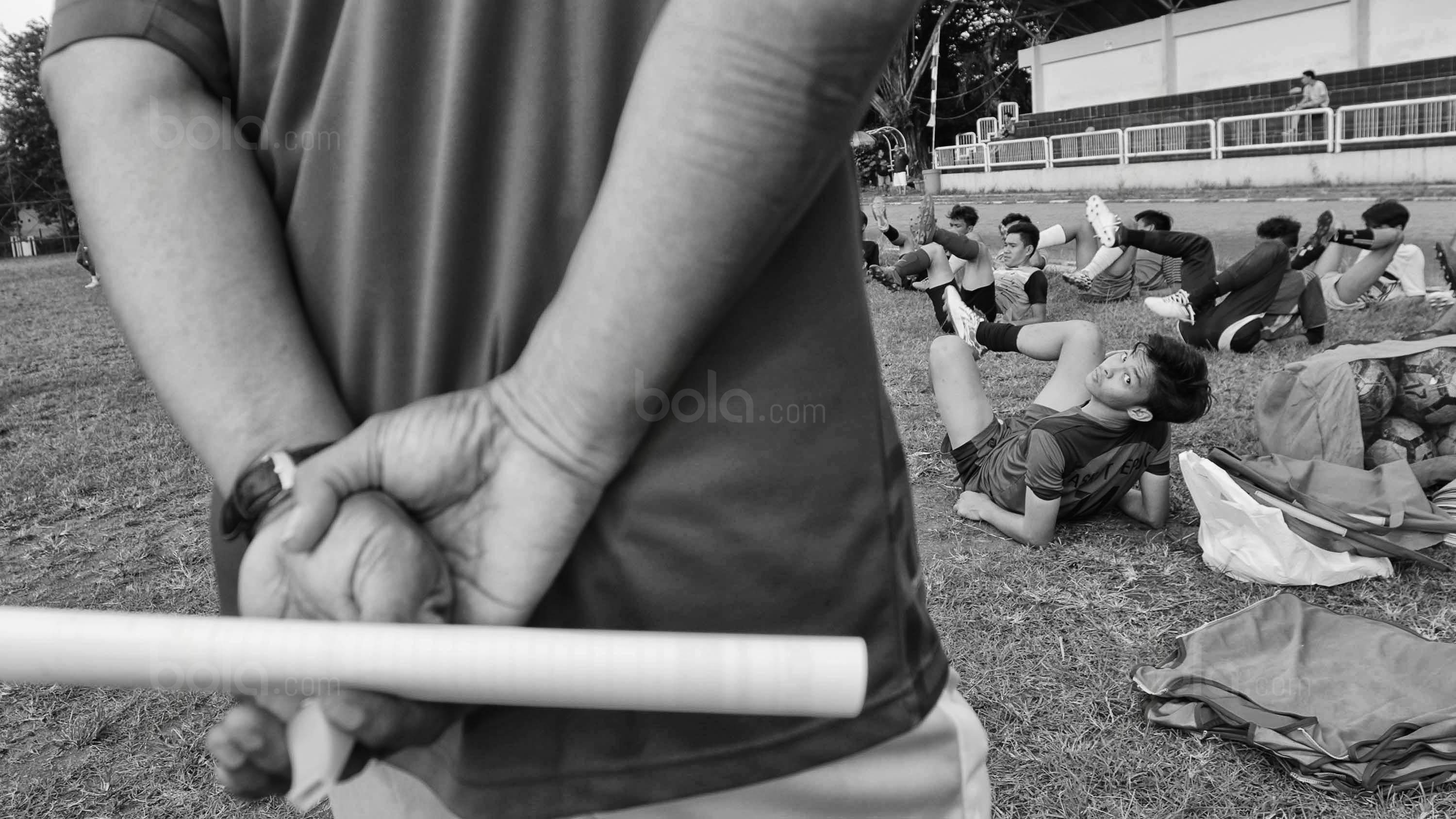 Sejumlah pemain Persija Jakarta U-17 melakukan sesi latihan di Lapangan Banteng, Jakarta, Sabtu (2/7/2017). Anak-anak Jakarta ini bermimpi untuk menjadi pemain Persija kelak. (Bola.com/M Iqbal Ichsan)