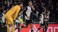 Penyerang Juventus, Paulo Dybala, merayakan gol ke gawang Atletico Madrid pada laga kelima Grup D Liga Champions, di Allianz Stadium, Selasa (26/11/2019). (AFP/Marco Bertorello)