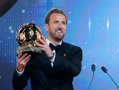 Pesepak bola Inggris, Harry Kane, memegang trofi penghargaan pemain terbaik saat menghadiri acara penganugerahan Ballon d&rsquo;Or di London Palladium Theatre, London, Inggris, Senin (26/10/2026). (AP Photo/Kin Cheung)