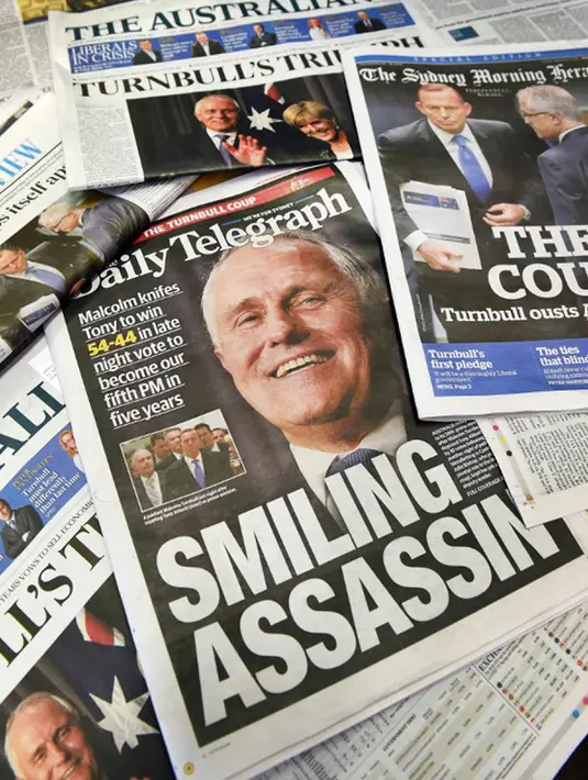 Wajah Perdana Menteri baru Malcolm Turnbull tampil di sejumlah surat kabar di Sydney, Australia, Selasa (15/9). Turnbull berhasil mengalahkan Tony Abbott dalam pemungutan suara kepemimpinan Liberal di Gedung Parlemen di Canberra. (AFP PHOTO/William West)