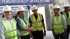 Wakil Gubernur DKI Sandiaga Uno meninjau proyek pembangunan kereta Light Rail Transit (LRT) di Kelapa Gading, Jakarta, Kamis (14/6). Tinjauan ini untuk mengecek kepastian kesiapan LRT jelang sertifikasi Kemenhub. (Liputan6.com/Immanuel Antonius)