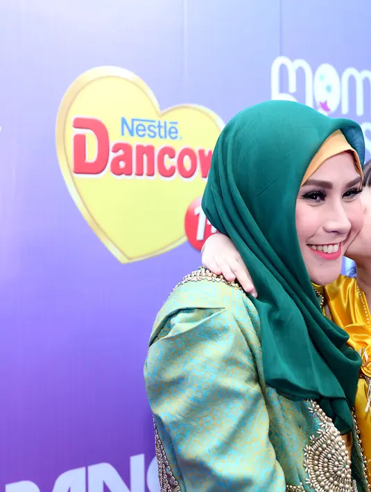 Zaskia Adya Mecca bersama buah hatinya Sybilla saat menghadiri sebuah acara Mom and Kids Awards 2015, di TMII, Jakarta Timur, Selasa (22/12) . (Andy Masela/Bintang.com)