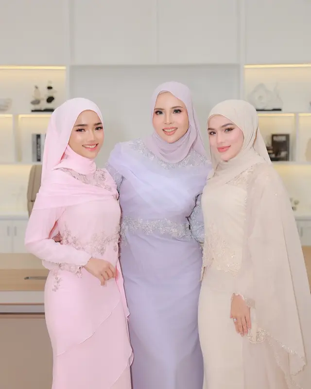 6 Potret Fuji dan Davina Karamoy jadi model hijab di Malaysia, tampilkan pesona anggun dan elegan