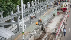 Sejumlah pekerja menyelesaikan pembangunan selter di kawasan Stasiun Palmerah, Jakarta, Selasa (2/2/2021). Penataan kawasan Stasiun Palmerah mencakup pembangunan selter untuk bus, angkot, dan ojek online. (Liputan6.com/Faizal Fanani)