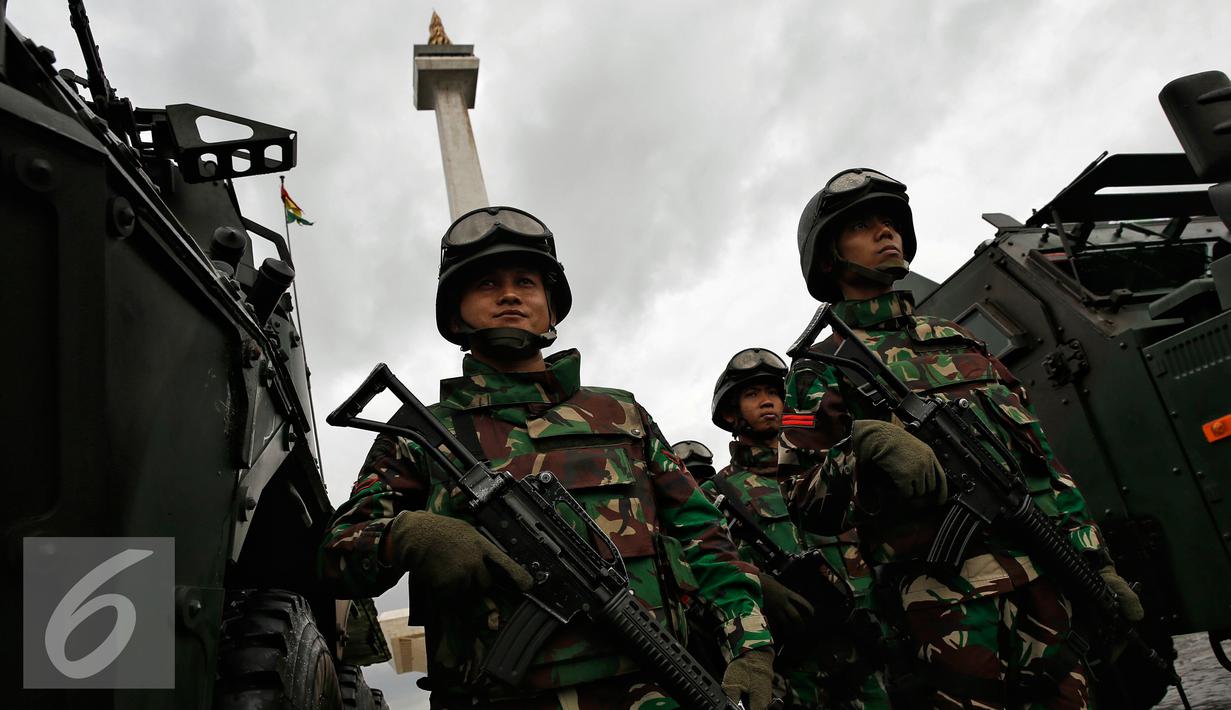 Pasukan bersiap saat Apel Gelar Pasukan Pengamanan KTT OKI ke-5 di Silang Monas, Jakarta Pusat, Selasa (1/3). Dalam Apel Gelar Pasukan Pengamanan KTT OKI ke-5, pengerahan pasukan TNI sebanyak 10.150 ribu personil. (Liputan6.com/Faizal Fanani)