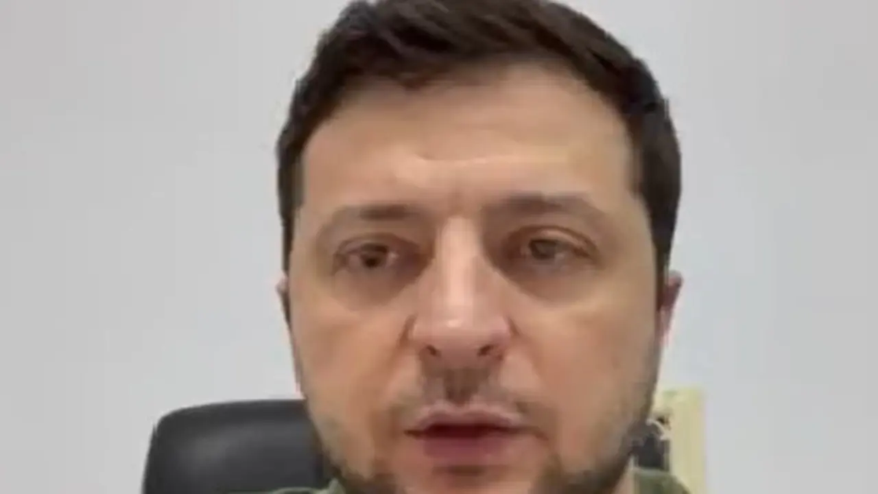 Presiden Ukraina Volodymyr Zelenskyy dalam salah satu konferensi pers terkait serangan Rusia. (Screen Grab Twitter @ZelenskyyUa)