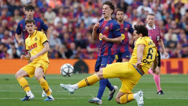 Pemain Barcelona Gavi (tengah) dan pemain Espanyol Leandro Cabrera (kanan) berebut bola