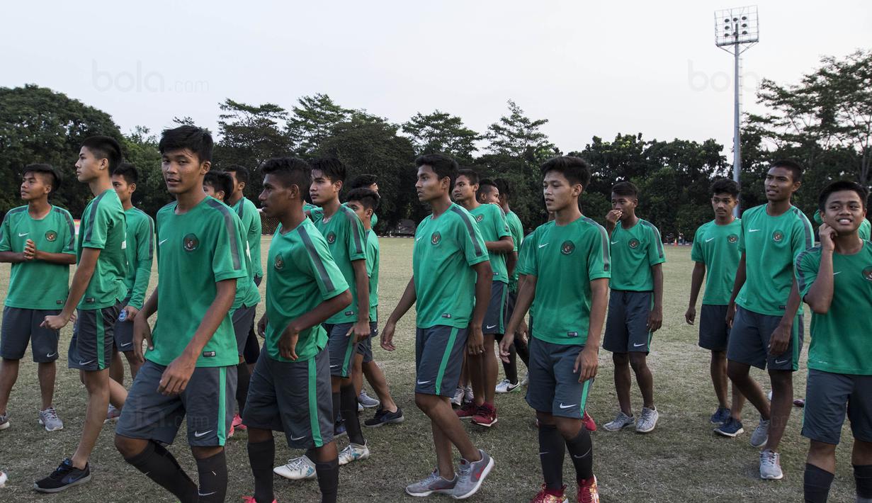 Para pemain Timnas Indonesia U-16 usai melawan Kabomania U-17 pada laga uji coba di Stadion Atang Sutresna, Jakarta Timur, Jumat (8/9/2017). Timnas U-16 menang 6-1 atas Kabomania U-17. (Bola.com/Vitalis Yogi Trisna)