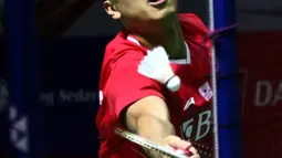 Pebulu tangkis tunggal putra Indonesia, Anthony Sinisuka Ginting saat bertanding melawan Sitthikom Thammasin (Thailand) pada babak 16 besar Indonesia Masters 2022 di Istora Senayan, Jakarta, Kamis (9/6/2022). Anthony Sinisuka Ginting unggul 21-13, 21-14. (Liputan6.com/Helmi Fithriansyah)