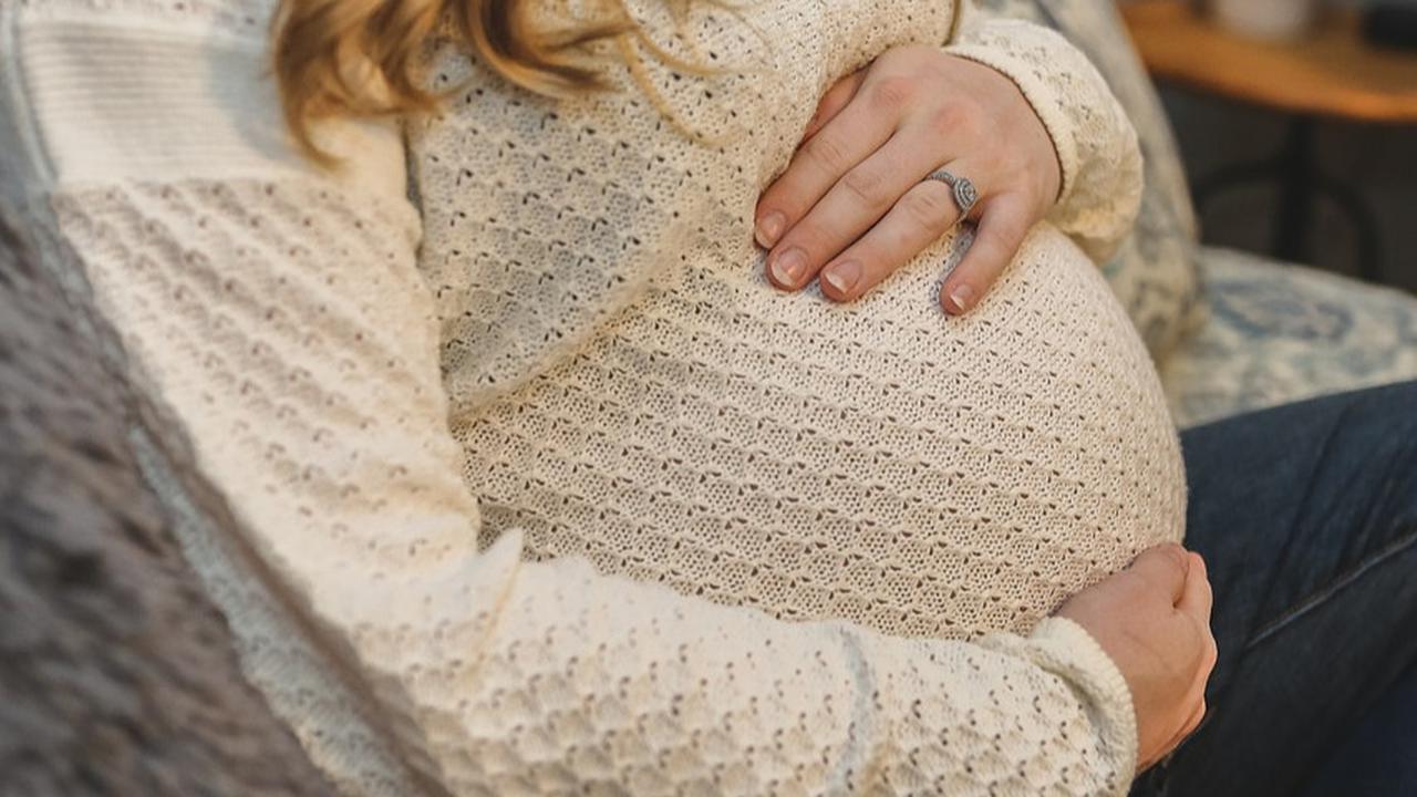 13 Larangan Ibu Hamil 8 Bulan, Mandi Air Panas hingga Bepergian Jauh
