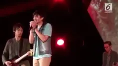 Pada sebuah kesempatan, Sheila on 7 membawakan sebuah lagu dangdut milik Meggy Z yang berjudul 'Lebih Baik Sakit Gigi'.