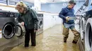 California Utara telah dilanda sungai atmosfer lainnya yang membawa hujan lebat dan banjir di seluruh wilayah.  Banjir melanda kota ini sejak sabtu (11/3) setelah tanggul jebol di sepanjang Sungai Pajaro. (AP Photo/Noah Berger)