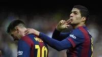 Luis Suarez rayakan selebrasi dengan Lionel Messi (AFP)