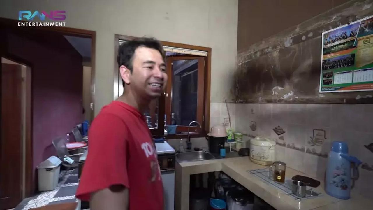Seluas 1.000 Meter, 5 Potret Dapur Sederhana Rumah Masa Kecil Raffi Ahmad - Perabot Jadul & Masih Pertahankan Keasliannya