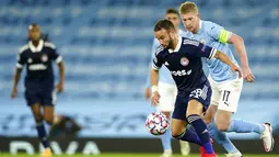 Pemain Manchester City Kevin De Bruyne (kanan) berebut bola dengan pemain Olympiacos Mathieu Valbuena pada pertandingan Grup C Liga Champions di Etihad Stadium di Manchester, Inggris, Selasa (3/11/2020). Manchester City mencukur Olympiacos dengan skor 3-0. (AP Photo/Dave Thompson)