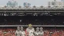Suporter Persija, The Jakmania, menampilkan koreografi pelatih Stefano Teco saat melawan Persela pada laga Liga 1 di SUGBK, Jakarta, Selasa (20/11). Persija menang 3-0 atas Persela. (Bola.com/Vitalis Yogi Trisna)