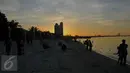 Suasana keramaian pengunjung padati pantai Ancol, Jakarta, (31/12). Pemprov DKI Jakarta menyarankan untuk warga Jakarta yang ingin merayakan malam pergantian tahun di pusatkan di Pantai Ancol. (Liputan6.com/Gempur M Surya)