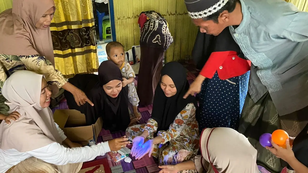 Kader kesehatan setempat mengedukasi tentang pentingnya mencuci tangan pakai sabun, membawa anak ke posyandu untuk dapat imunisasi serta asupan nutrisi.