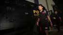 <p>Pemain Persija Jakarta, Osvaldo Haay melewati kendaraan taktis setelah laga lanjutan BRI Liga 1 2022/2023 antara Persita Tangerang melawan Persija Jakarta di Stadion Indomilk Arena, Tangerang, Selasa (28/03/2023). (Bola.com/Bagaskara Lazuardi)</p>