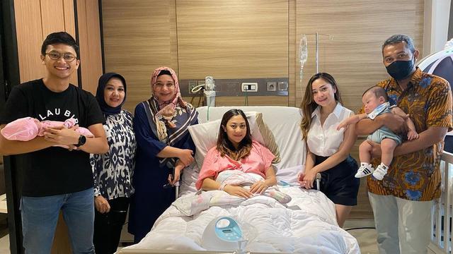 6 Potret Kumpul Keluarga Nikita Willy Usai Winona Lahiran, Dikaruniai Ponakan Perempuan