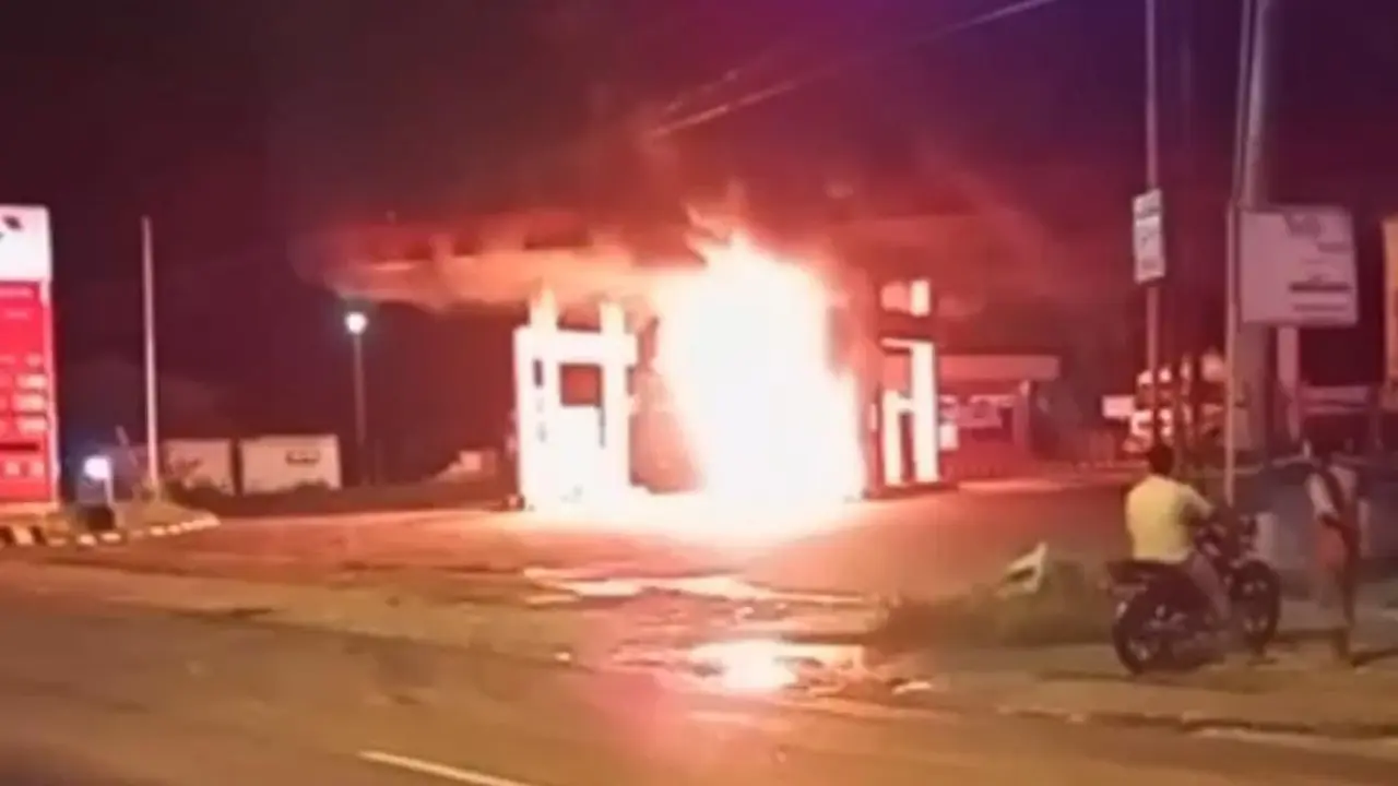 Motor terbakar di area SPBU di Tuban. (Istimewa)