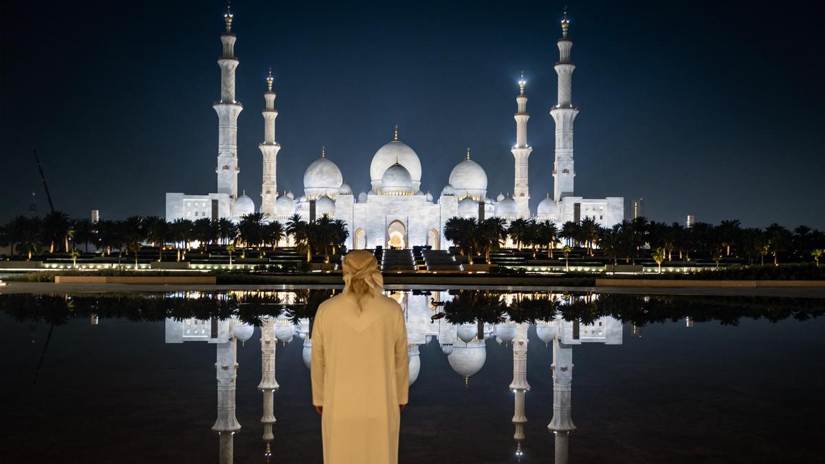 Melihat Keindahan Masjid Agung Sheikh Zayed Abu Dhabi