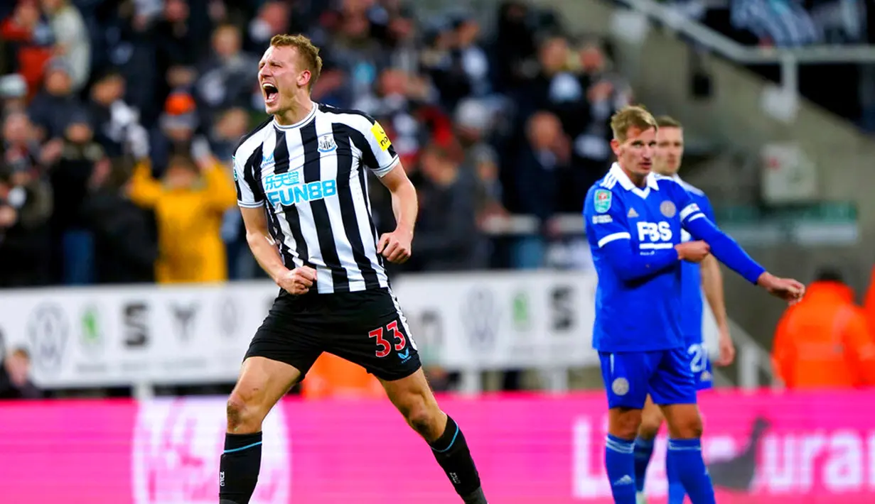 Pemain Newcastle United Dan Burn merayakan golnya ke gawang Leicester City pada pertandingan sepak bola perempat final Piala Liga Inggris atau Carabao Cup di St. James' Park, Newcastle, Inggris, 10 Januari 2023. Newcastle United mengalahkan Leicester City dengan skor 2-0. (Owen Humphreys/PA via AP)