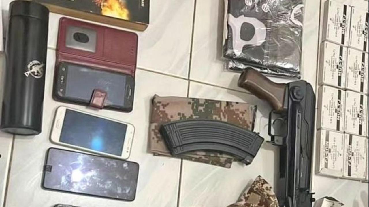 Densus 88 mengungkapkan karyawan KAI terduga teroris berinisial DE yang ditangkap di Bekasi memiliki marketplace.