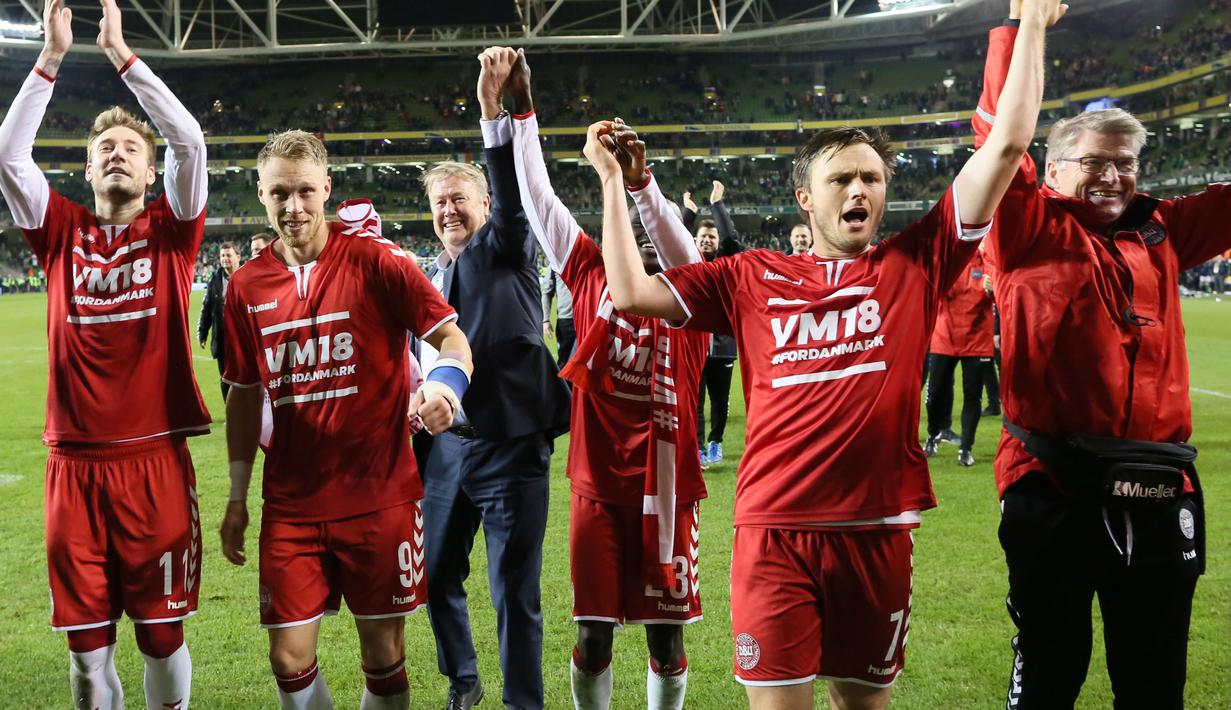Para pemain dan official Denmark merayakan keberhasilan menembus Piala Duania 2018 usai kalahkan Irlandia pada laga leg kedua kualifikasi Piala Dunia 2018 di Aviva Stadium, Dublin, (14/11/2017). Denmark menang 5-1. (AFP/Paul Faith)