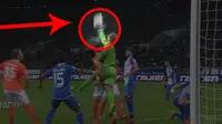Video penyelamatan Oliver Baumann kiper dari Hoffenheim yang membuat lawan mencetak gol unik dari tinjunya saat melawan Darmstadt.