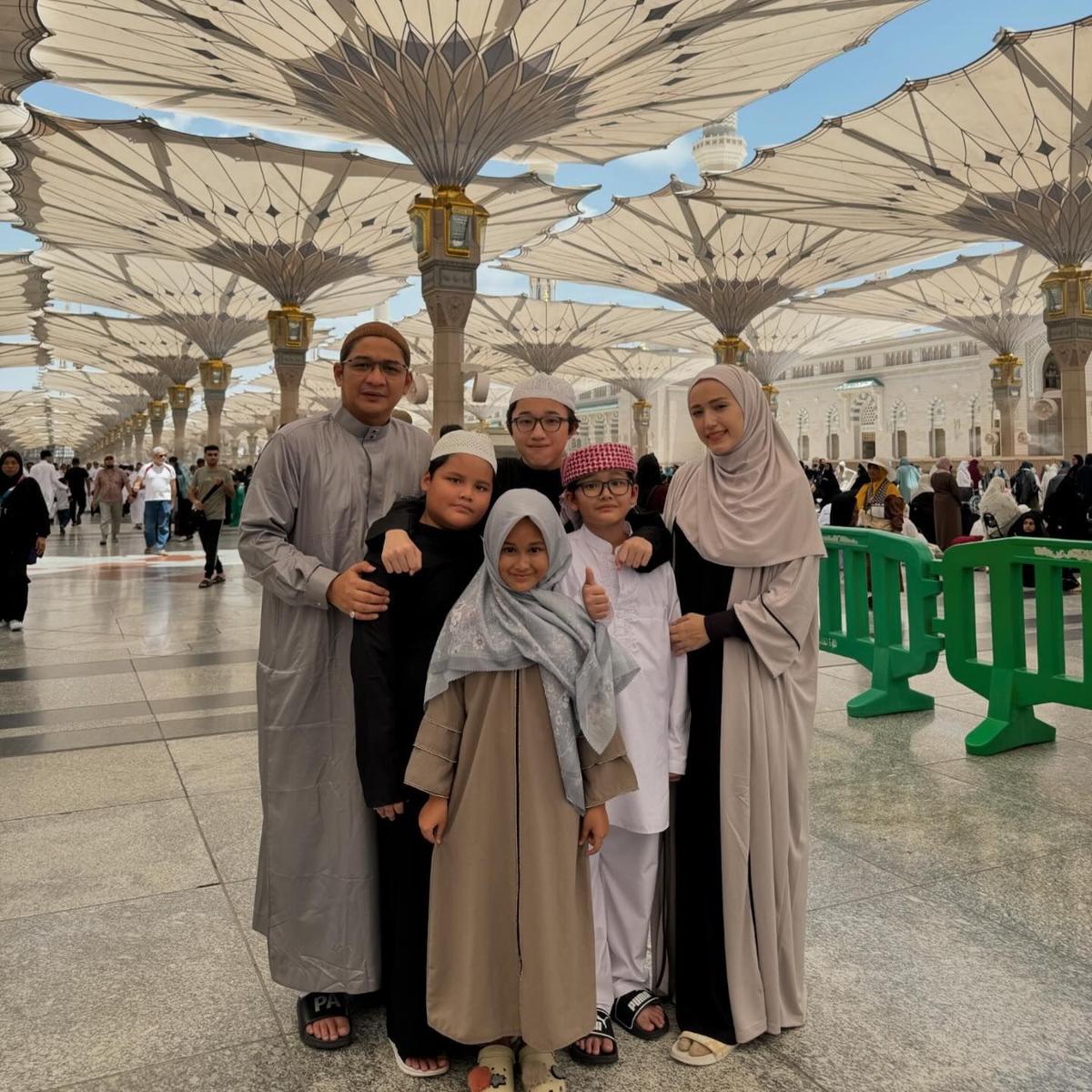 Potret Pasha Ungu dan Adelia saat Umrah Bersama Empat Anaknya di Tanah Suci