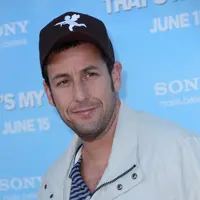 Jika kamu membuka Twitter atau Facebook kapan saja dalam beberapa jam terakhir, kamu mungkin akan percaya jika aktor dan komedian Adam Sandler telah menemui ajalnya, dia bunuh diri. (Bintang/EPA)