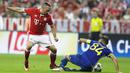 Franck Ribery merebut bola dari pemain FK Rostov, Aleksandr Gatskan pada laga grup D Liga Champions di Allianz Arena, Munich, Jerman, (14/9/2016) dini hari WIB. (AP Photo/Matthias Schrader)