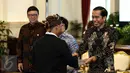 Presiden Joko Widodo menyerahkan surat keputusan pengakuan  Hutan Adat kepada perwakilan pemangku hutan adat saat pencanangan pengakuan hutan adat di Istana Negara, Jakarta, Jumat (30/12). (Liputan6.com/Faizal Fanani)