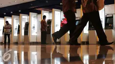 Nasabah melakukan transaksi pengambilan uang rupiah melalui ATM di Jakarta, Senin (15/2/2016). BPS mencatat, nilai tukar Rupiah melemah terhadap tiga mata uang dunia, yaitu Dolar AS, Yen Jepang dan Euro. (Liputan6.com/Angga Yuniar) 