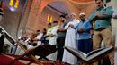 Umat muslim melaksanakan salat Idul Fitri 1439 H di Baghdad, Irak, Jumat, (15/6). (AP Photo/Karim Kadim)