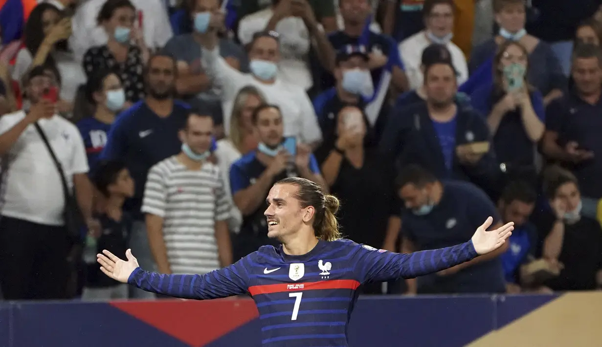 Di awal babak kedua, Antoine Griezmann menggandakan keunggulan Prancis menjadi 2-0 lewat golnya pada menit ke-54. Tembakannya dari sudut sempit usai menerima umpan Leo Dubois menaklukkan Lukas Hradecky. (Foto: AP/Laurent Cipriani)