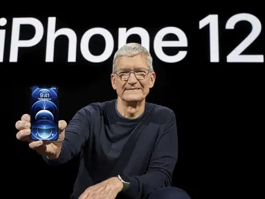 CEO Apple Tim Cook memegang iPhone 12 Pro baru saat acara Apple di Apple Park, Cupertino, California, Amerika Serikat, 13 Oktober 2020. Apple meluncurkan seri iPhone 12 yang mendukung teknologi seluler 5G. (Brooks KRAFT/Apple Inc./AFP)