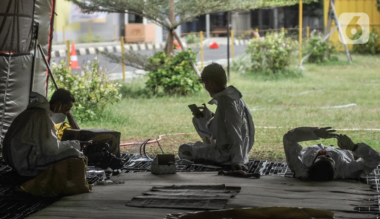 Petugas berisirahat di sela aktivitas di RSDC Rusun Pasar Rumput, Jakarta, Senin (2/8/2021). Sebanyak 466 pasien yang terdiri atas 220 laki-laki dan 246 perempuan masih menjalani rawat inap di Rusun Pasar Rumput, angka ini menurun dari hari sebelumnya yakni 494 orang. (merdeka.com/Iqbal S Nugroho)