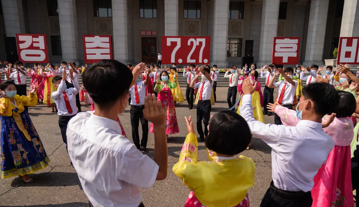 Para siswa ikut serta dalam 'pesta dansa' di luar Grand Theatre sebagai bagian dari acara yang menandai peringatan ke-68 berakhirnya Perang Korea atau disebut sebagai 'Hari Kemenangan dalam Perang Pembebasan Tanah Air Besar', di Pyongyang (27/7/2021). (AFP/STR/KCNA VIA KNS)