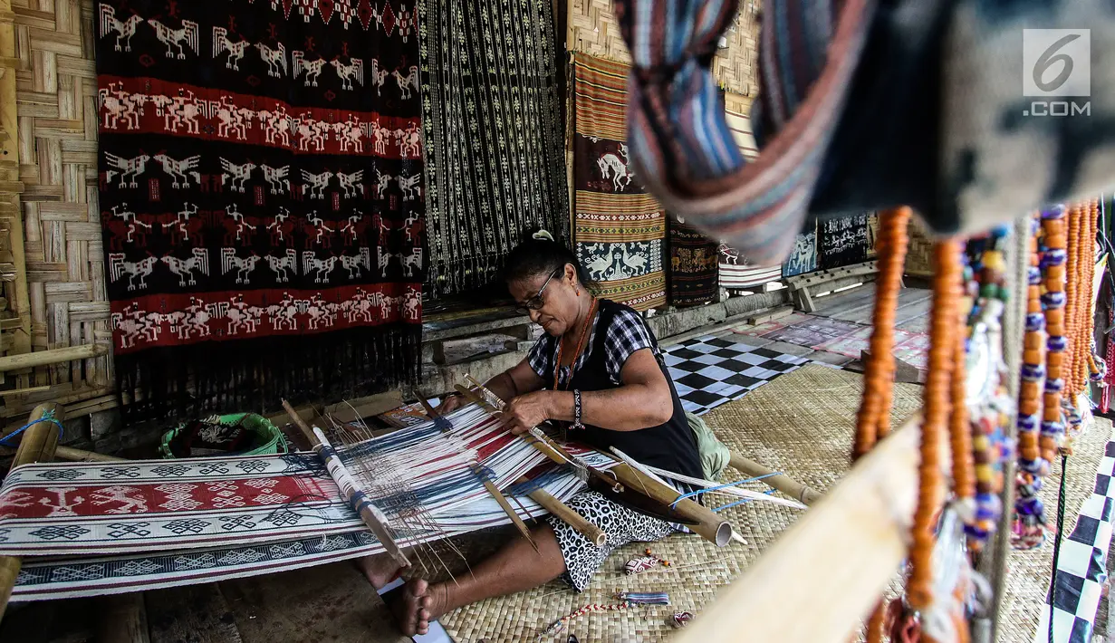 Mama Adriana Rambuadji membuat kain tenun di Desa Adat Prailiu, Sumba Timur, NTT, Sabtu (15/12). Kain tenun Sumba dijual dengan harga Rp 100 ribu hingga Rp 30 juta. (Liputan6.com/JohanTallo)